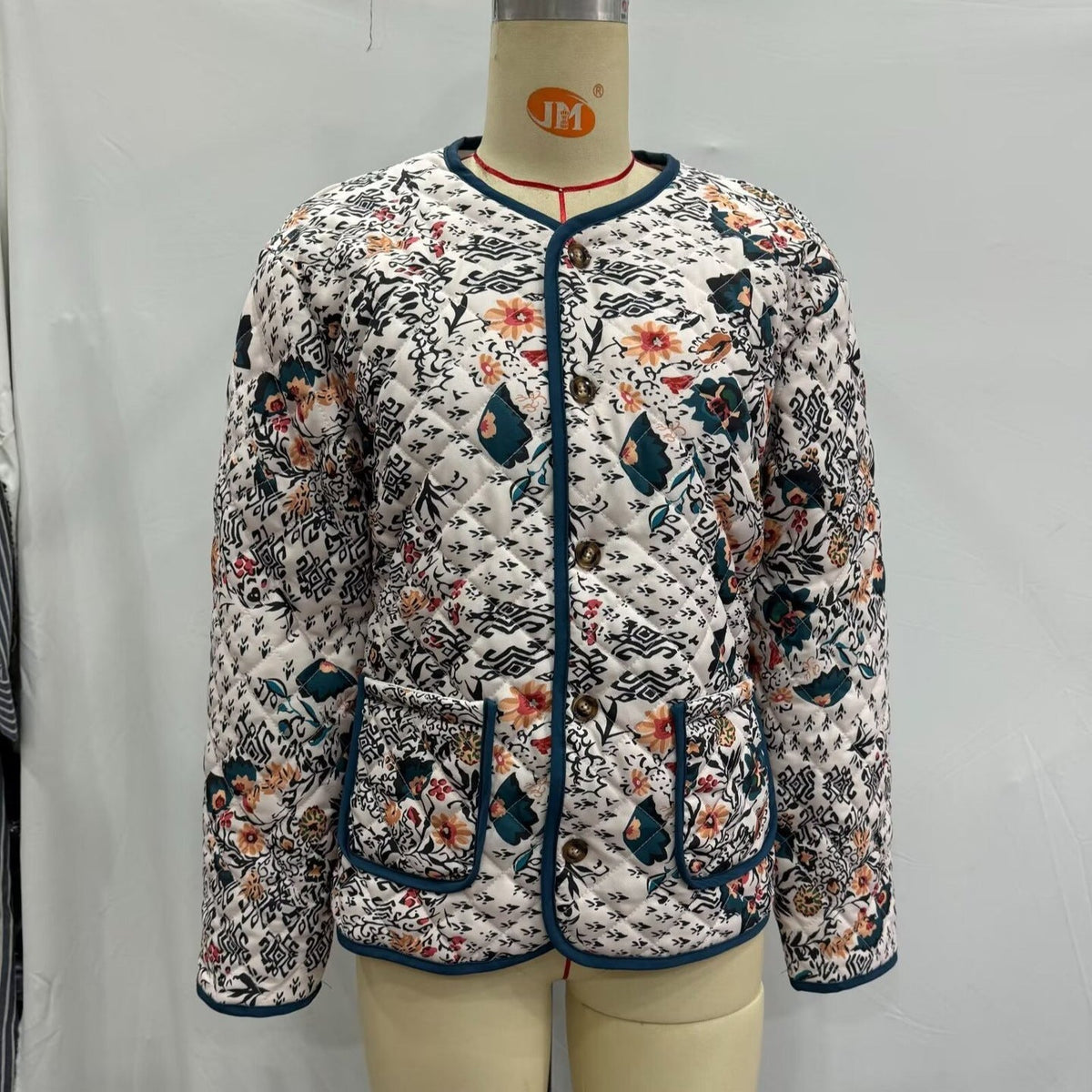 Women's long-sleeve crew-neck jacket with pockets